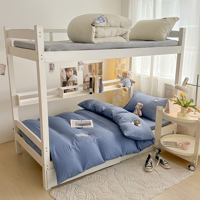 91家纺网 家纺一手货源 找家纺 眠帛家居 2024新款宿舍三件套水洗棉提花刺绣四件套熊先生 冰岛蓝