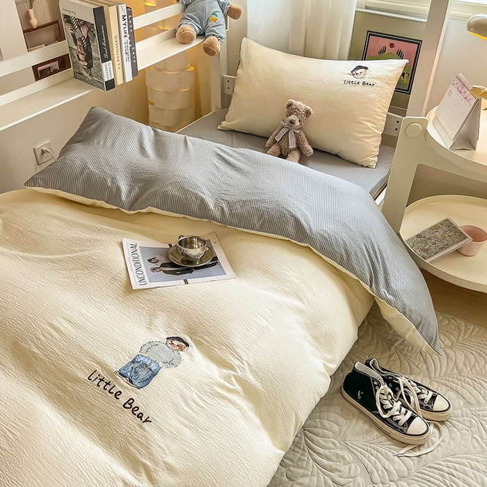 91家纺网 家纺一手货源 找家纺 眠帛家居 2024新款宿舍三件套水洗棉提花刺绣四件套熊先生 奶杏-雾灰