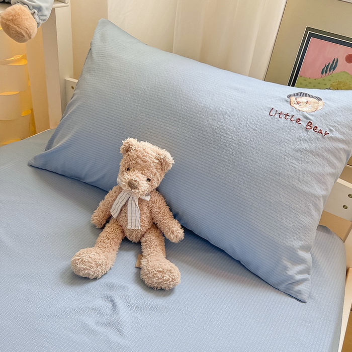 91家纺网 家纺一手货源 找家纺 眠帛家居 2024新款宿舍三件套水洗棉提花刺绣四件套熊先生 晴山蓝