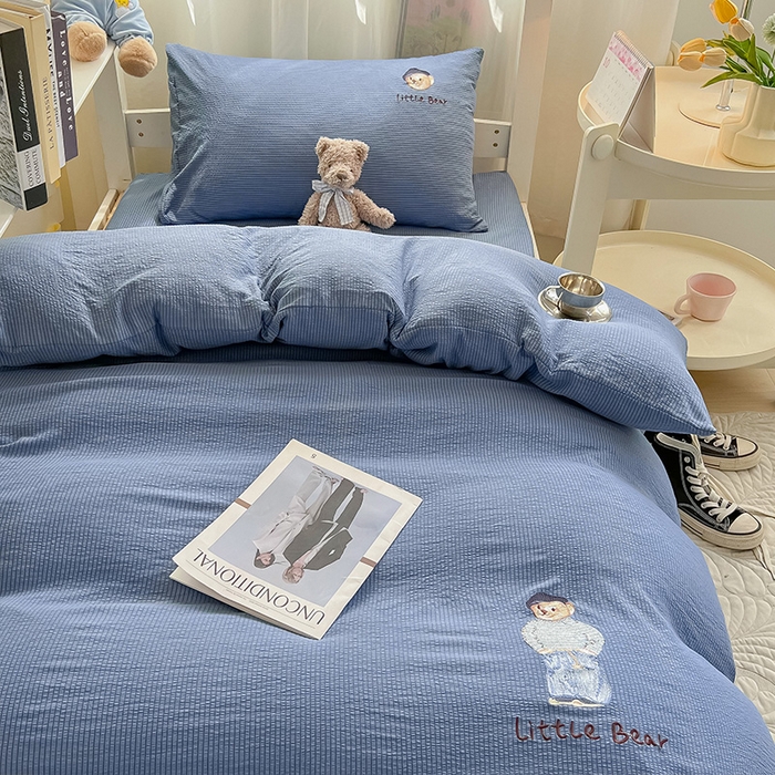 91家纺网 家纺一手货源 找家纺 眠帛家居 2024新款宿舍三件套水洗棉提花刺绣四件套熊先生 冰岛蓝