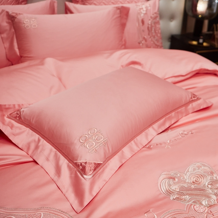 91家纺网 家纺一手货源 找家纺 美娘阁 2025新款长绒棉贡缎新中式古典韵味精美刺绣婚庆四件套多件套系列 爱意浓浓（玉粉)