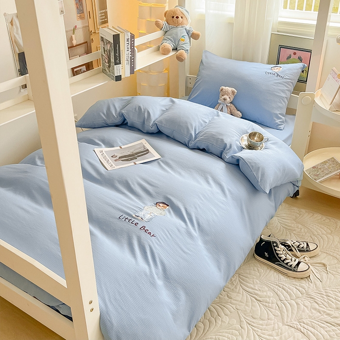 91家纺网 家纺一手货源 找家纺 眠帛家居 2024新款宿舍三件套水洗棉提花刺绣四件套熊先生 晴山蓝