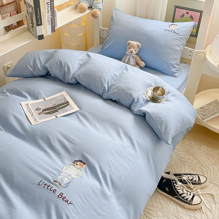 91家纺网 家纺一手货源 找家纺 眠帛家居 2024新款宿舍三件套水洗棉提花刺绣四件套熊先生 晴山蓝