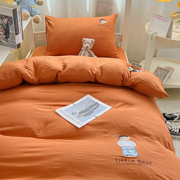 91家纺网 家纺一手货源 找家纺 眠帛家居 2024新款宿舍三件套水洗棉提花刺绣四件套熊先生 秋意红