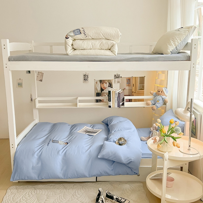 91家纺网 家纺一手货源 找家纺 眠帛家居 2024新款宿舍三件套水洗棉提花刺绣四件套熊先生 晴山蓝