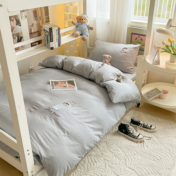 91家纺网 家纺一手货源 找家纺 眠帛家居 2024新款宿舍三件套水洗棉提花刺绣四件套熊先生 雾灰