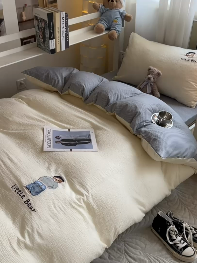 91家纺网 家纺一手货源 找家纺 眠帛家居 2024新款宿舍三件套水洗棉提花刺绣四件套熊先生 奶杏-雾灰