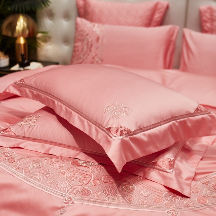 91家纺网 家纺一手货源 找家纺 美娘阁 2025新款长绒棉贡缎新中式古典韵味精美刺绣婚庆四件套多件套系列 爱意浓浓（玉粉)