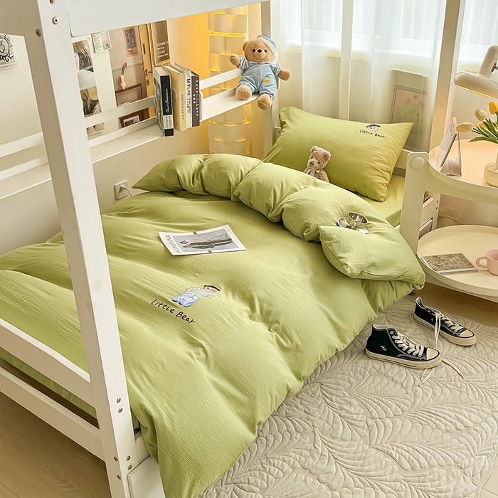 91家纺网 家纺一手货源 找家纺 眠帛家居 2024新款宿舍三件套水洗棉提花刺绣四件套熊先生 果绿