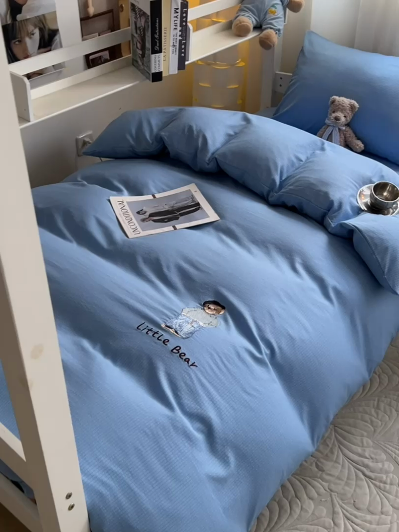 91家纺网 家纺一手货源 找家纺 眠帛家居 2024新款宿舍三件套水洗棉提花刺绣四件套熊先生 晴山蓝