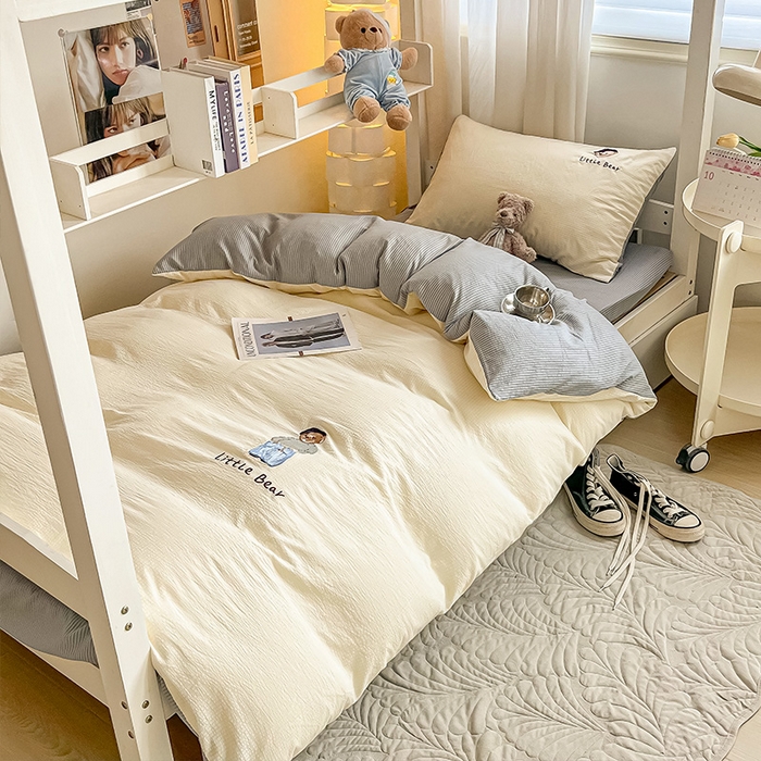 91家纺网 家纺一手货源 找家纺 眠帛家居 2024新款宿舍三件套水洗棉提花刺绣四件套熊先生 奶杏-雾灰