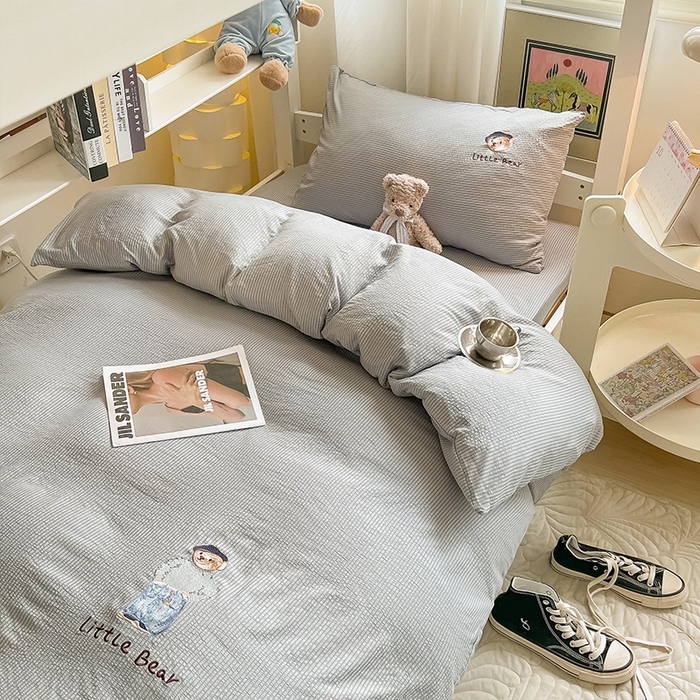 91家纺网 家纺一手货源 找家纺 眠帛家居 2024新款宿舍三件套水洗棉提花刺绣四件套熊先生 雾灰