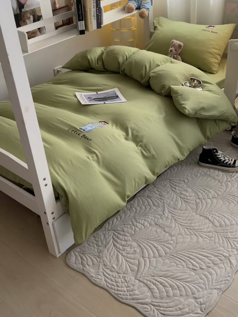 91家纺网 家纺一手货源 找家纺 眠帛家居 2024新款宿舍三件套水洗棉提花刺绣四件套熊先生 果绿