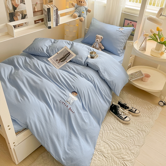 91家纺网 家纺一手货源 找家纺 眠帛家居 2024新款宿舍三件套水洗棉提花刺绣四件套熊先生 晴山蓝