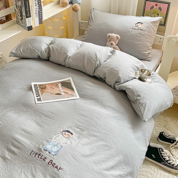 91家纺网 家纺一手货源 找家纺 眠帛家居 2024新款宿舍三件套水洗棉提花刺绣四件套熊先生 雾灰