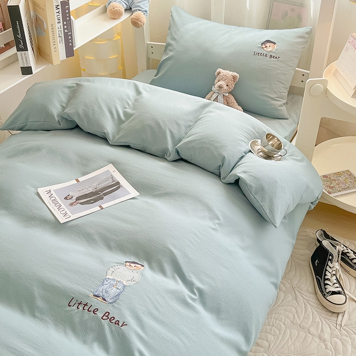 91家纺网 家纺一手货源 找家纺 眠帛家居 2024新款宿舍三件套水洗棉提花刺绣四件套熊先生 繁星蓝