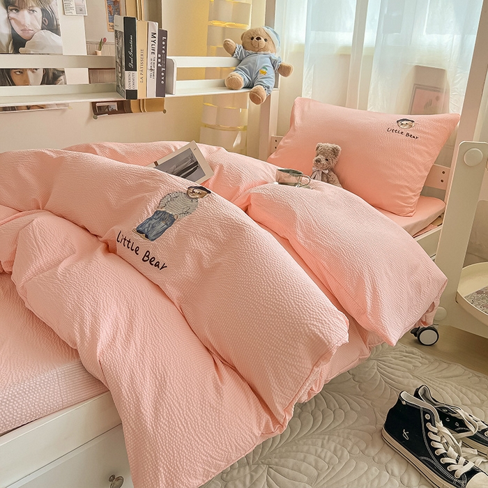 91家纺网 家纺一手货源 找家纺 眠帛家居 2024新款宿舍三件套水洗棉提花刺绣四件套熊先生 奶油粉