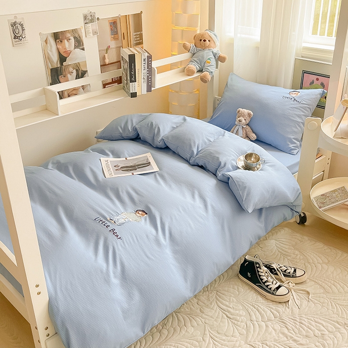 91家纺网 家纺一手货源 找家纺 眠帛家居 2024新款宿舍三件套水洗棉提花刺绣四件套熊先生 晴山蓝