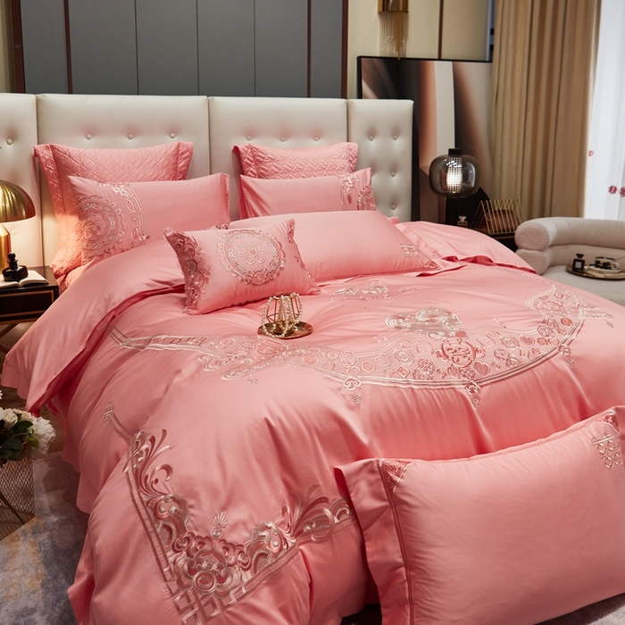 91家纺网 家纺一手货源 找家纺 美娘阁 2025新款长绒棉贡缎新中式古典韵味精美刺绣婚庆四件套多件套系列 爱意浓浓（玉粉)