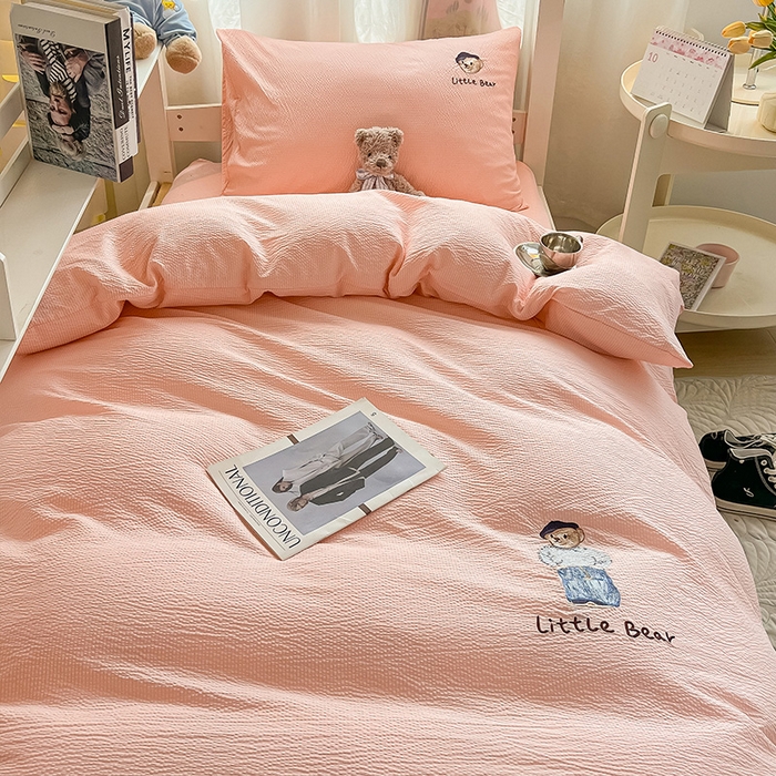 91家纺网 家纺一手货源 找家纺 眠帛家居 2024新款宿舍三件套水洗棉提花刺绣四件套熊先生 奶油粉