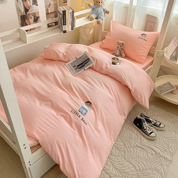 91家纺网 家纺一手货源 找家纺 眠帛家居 2024新款宿舍三件套水洗棉提花刺绣四件套熊先生 奶油粉