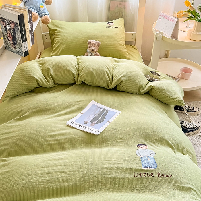 91家纺网 家纺一手货源 找家纺 眠帛家居 2024新款宿舍三件套水洗棉提花刺绣四件套熊先生 果绿