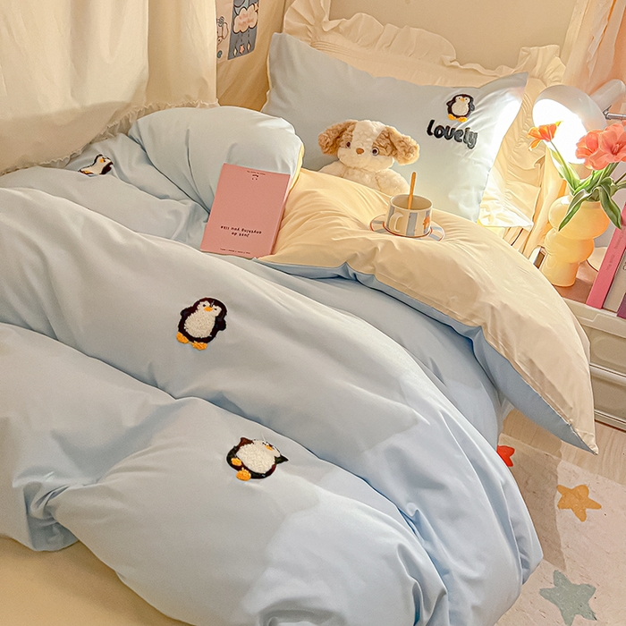 91家纺网 家纺一手货源 找家纺 2024新款水洗棉卡通小清新毛巾绣四件套宿舍三件套学生款 企鹅蛋-天空蓝奶黄