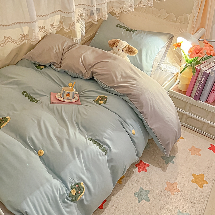 91家纺网 家纺一手货源 找家纺 2024新款水洗棉卡通小清新毛巾绣四件套宿舍三件套学生款 恐龙-繁星蓝