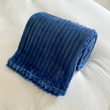 91家纺网 家纺一手货源 找家纺 丹本家纺 2025新款加厚宽抽条剪花仿兔毛绒牛奶绒法兰绒盖毯 抽条宝蓝色