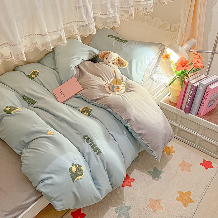 91家纺网 家纺一手货源 找家纺 2024新款水洗棉卡通小清新毛巾绣四件套宿舍三件套学生款 恐龙-繁星蓝