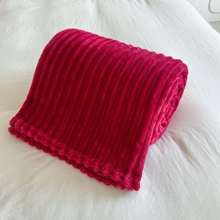 91家纺网 家纺一手货源 找家纺 丹本家纺 2025新款加厚宽抽条剪花仿兔毛绒牛奶绒法兰绒盖毯 抽条酒红色