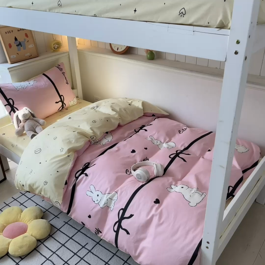 91家纺网 家纺一手货源 找家纺 吉象家纺 2025新款全棉印花款三件套 玉兔-浅粉