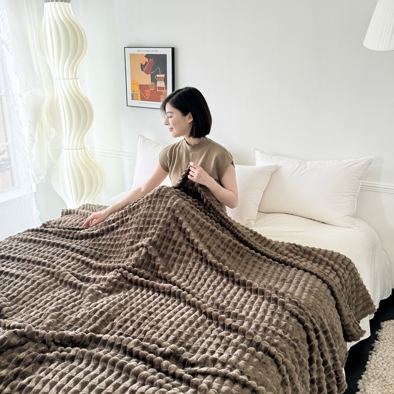 91家纺网 家纺一手货源 找家纺 丹本家纺 2025新款加厚宽抽条剪花仿兔毛绒牛奶绒法兰绒盖毯 剪格浅咖色