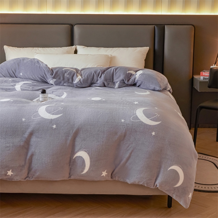 91家纺网 家纺一手货源 找家纺 董韵家纺 2025新款高克重全消光牛奶绒法莱绒金貂绒印花单品被套床裙四件套（提供买家秀） 星辰-灰