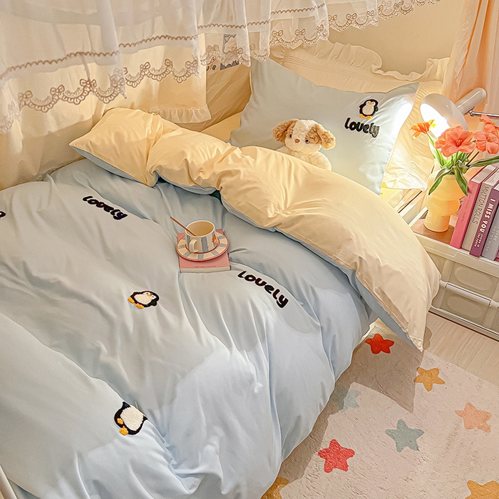 91家纺网 家纺一手货源 找家纺 2024新款水洗棉卡通小清新毛巾绣四件套宿舍三件套学生款 企鹅蛋-天空蓝奶黄