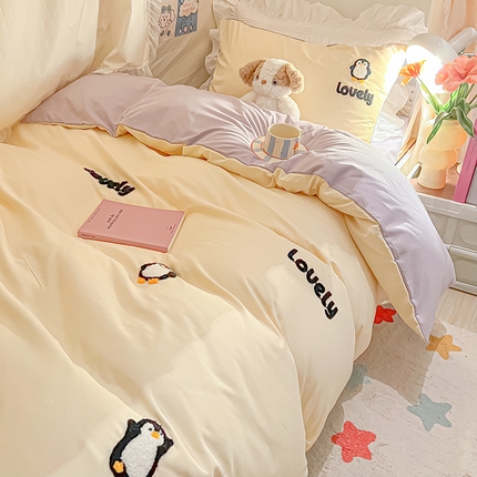 91家纺网 家纺一手货源 找家纺 2024新款水洗棉卡通小清新毛巾绣四件套宿舍三件套学生款 企鹅蛋-奶黄浅紫