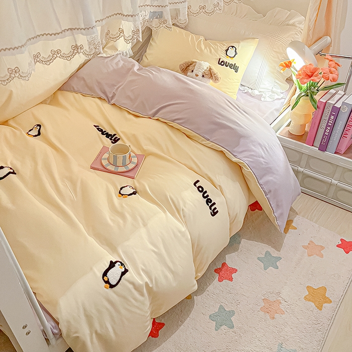 91家纺网 家纺一手货源 找家纺 2024新款水洗棉卡通小清新毛巾绣四件套宿舍三件套学生款 企鹅蛋-奶黄浅紫