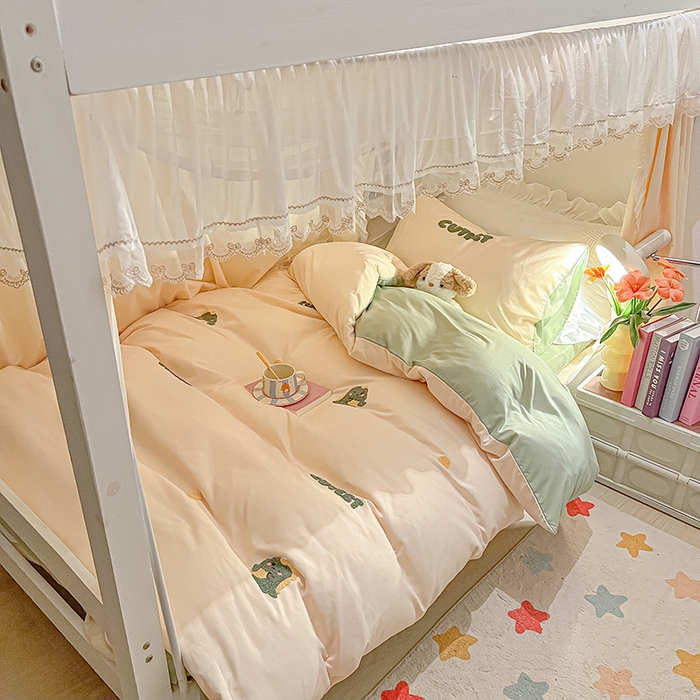 91家纺网 家纺一手货源 找家纺 2024新款水洗棉卡通小清新毛巾绣四件套宿舍三件套学生款 恐龙-奶昔白绿