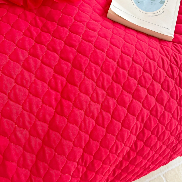 91家纺网 家纺一手货源 找家纺 2026新款法式高级芭蕾风重工刺绣蕾丝花边套件床盖床裙三件套四件套 芭蕾-红