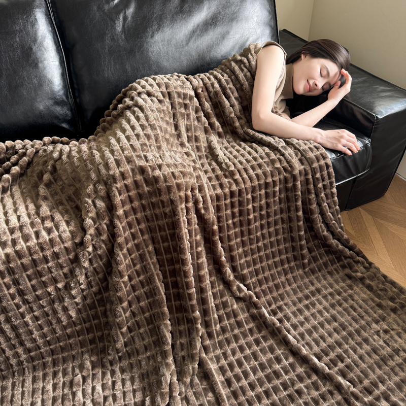 91家纺网 家纺一手货源 找家纺 丹本家纺 2025新款加厚宽抽条剪花仿兔毛绒牛奶绒法兰绒盖毯 剪格浅咖色