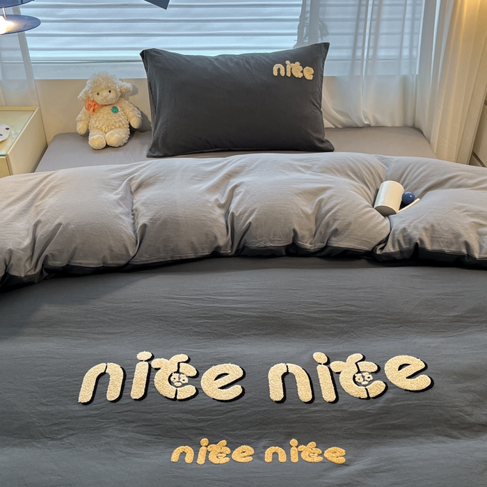 91家纺网 家纺一手货源 找家纺 优承佳生活馆 2024新款水洗m毛巾绣四件套 深灰字母