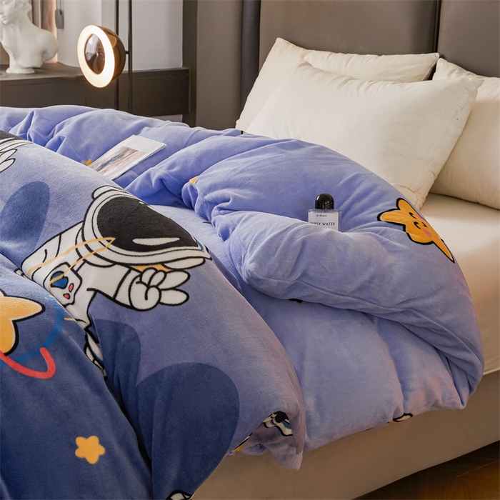 91家纺网 家纺一手货源 找家纺 董韵家纺 2025新款高克重全消光牛奶绒法莱绒金貂绒印花单品被套床裙四件套（提供买家秀） 领航员