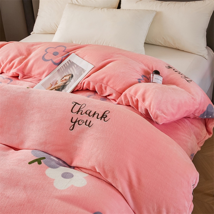 91家纺网 家纺一手货源 找家纺 董韵家纺 2025新款高克重全消光牛奶绒法莱绒金貂绒印花单品被套床裙四件套（提供买家秀） 绒花-粉