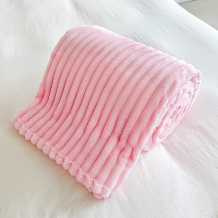 91家纺网 家纺一手货源 找家纺 丹本家纺 2025新款加厚宽抽条剪花仿兔毛绒牛奶绒法兰绒盖毯 抽条粉色