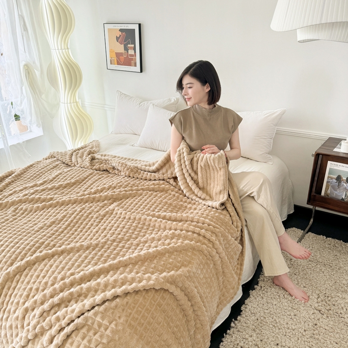 91家纺网 家纺一手货源 找家纺 丹本家纺 2025新款加厚宽抽条剪花仿兔毛绒牛奶绒法兰绒盖毯 剪格驼色