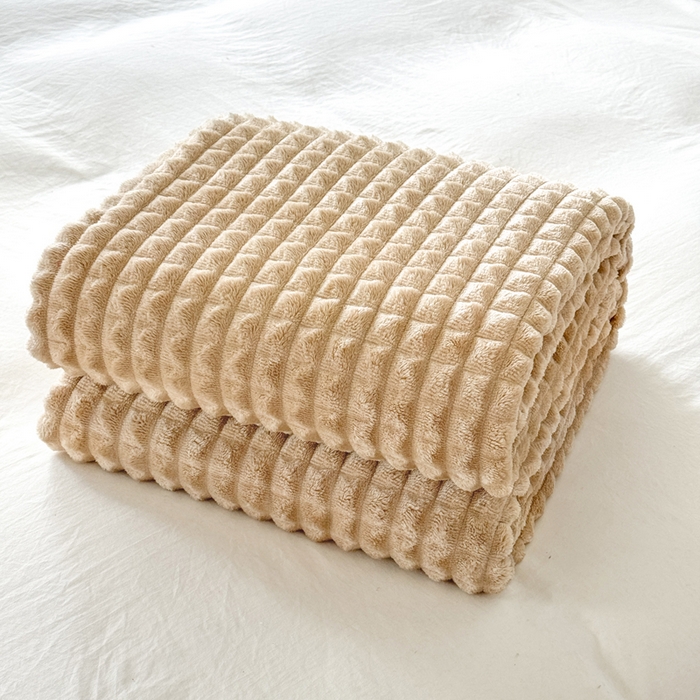 91家纺网 家纺一手货源 找家纺 丹本家纺 2025新款加厚宽抽条剪花仿兔毛绒牛奶绒法兰绒盖毯 剪格驼色