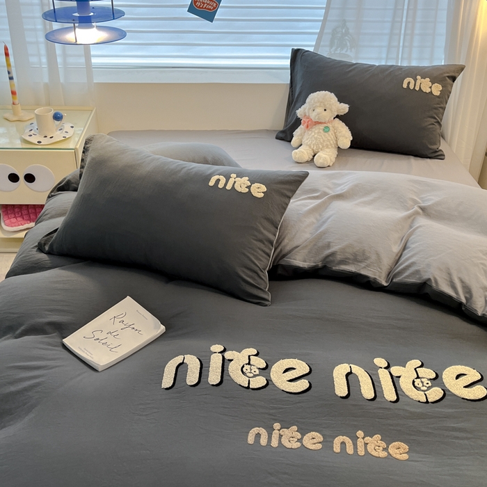 91家纺网 家纺一手货源 找家纺 优承佳生活馆 2024新款水洗m毛巾绣四件套 深灰字母