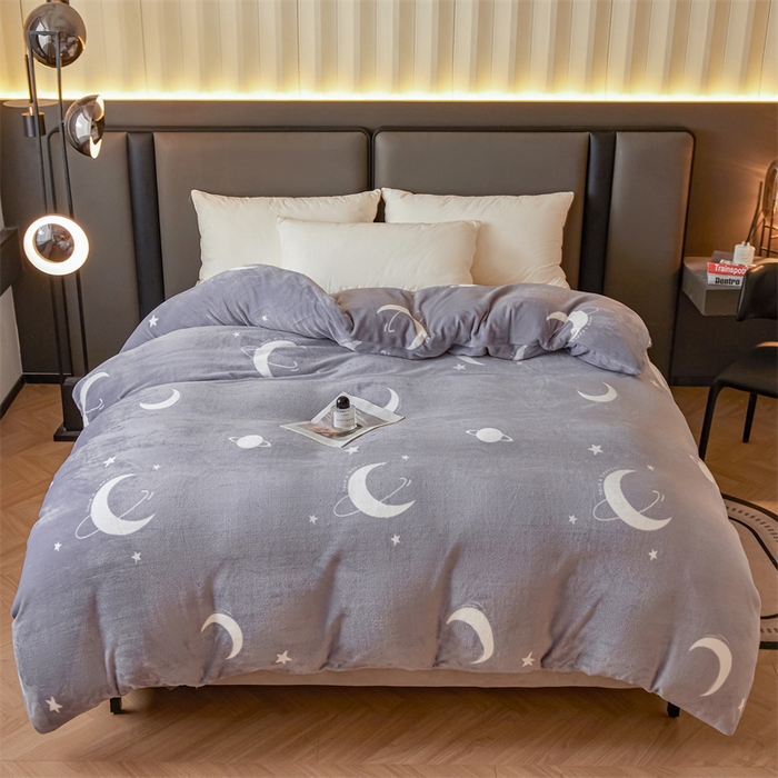 91家纺网 家纺一手货源 找家纺 董韵家纺 2025新款高克重全消光牛奶绒法莱绒金貂绒印花单品被套床裙四件套（提供买家秀） 星辰-灰