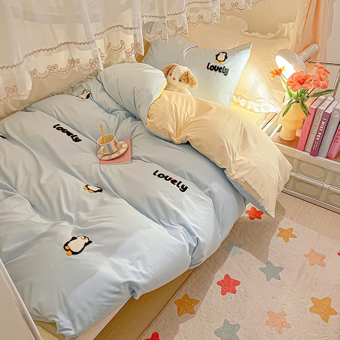 91家纺网 家纺一手货源 找家纺 2024新款水洗棉卡通小清新毛巾绣四件套宿舍三件套学生款 企鹅蛋-天空蓝奶黄