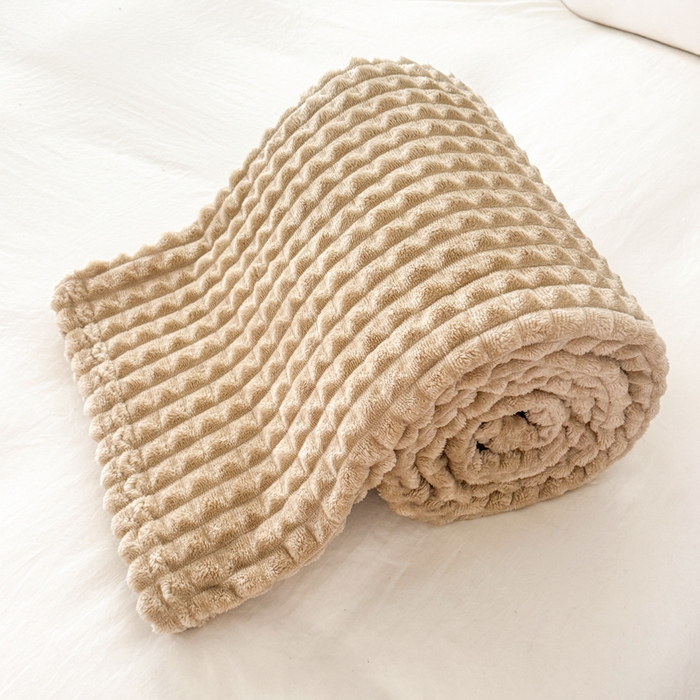 91家纺网 家纺一手货源 找家纺 丹本家纺 2025新款加厚宽抽条剪花仿兔毛绒牛奶绒法兰绒盖毯 剪格驼色